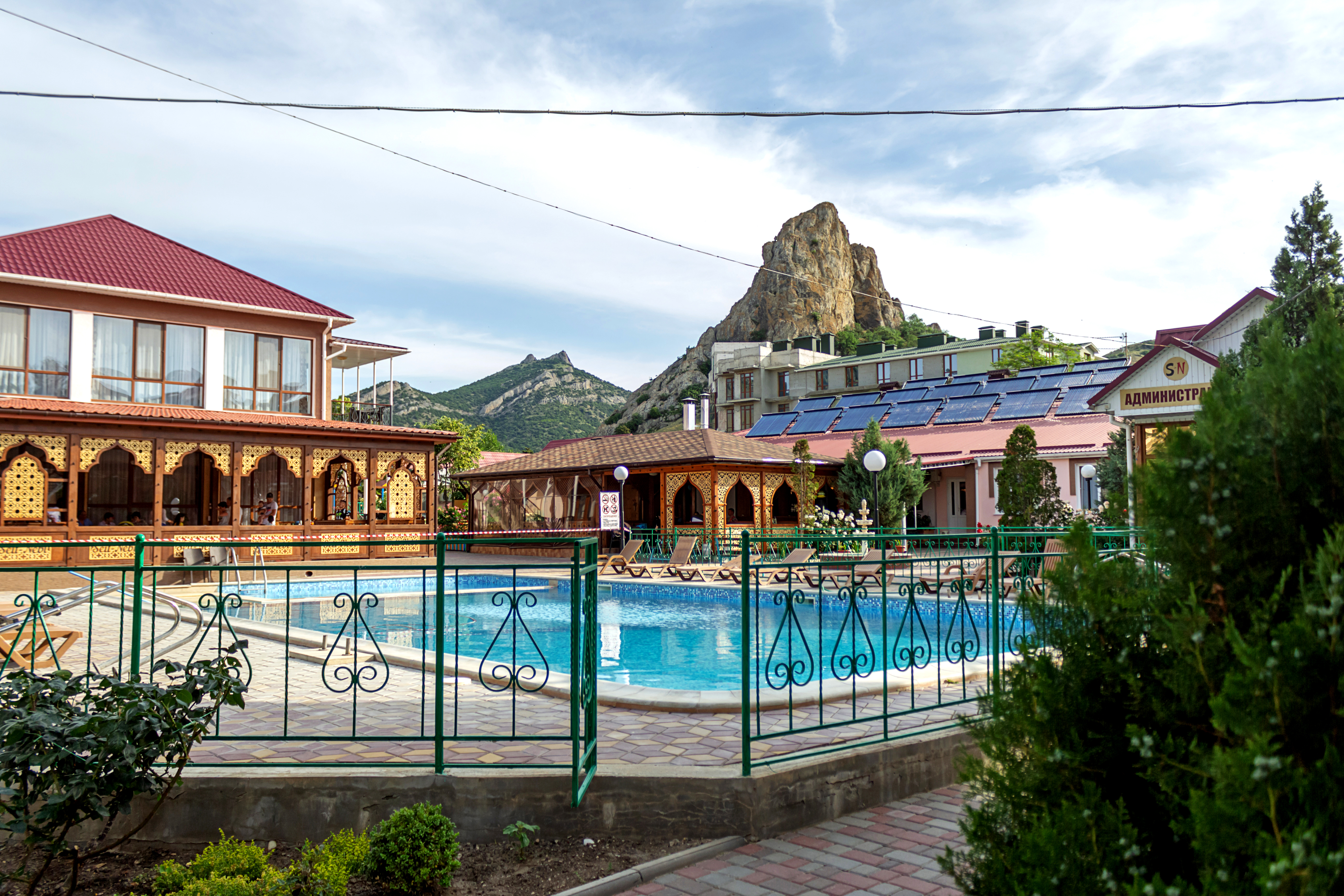 Вид на базу отдыха “Сейт-Неби» в п.Курортное: вход в бассейн, здание, горы