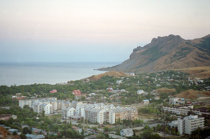 Крым: в поселке Коктебель (Феодосия) возле заснувшего вулкана Кара-Даг проживает 2800 человек